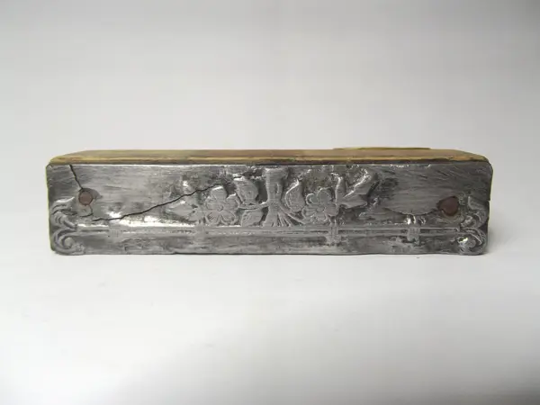 Grabado en plomo con base de madera