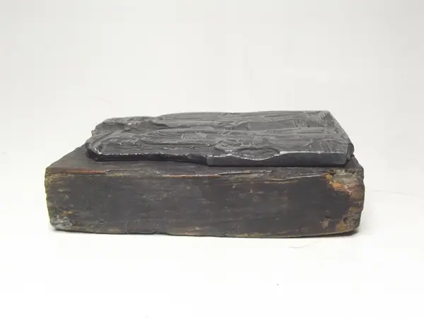 Grabado en plomo con base de madera