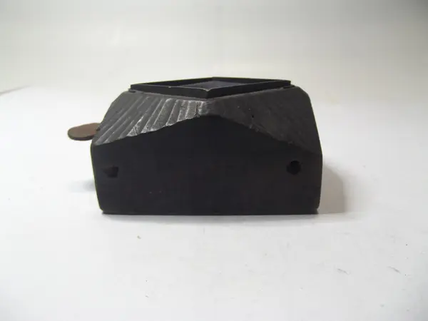 Sello metálico con base de madera