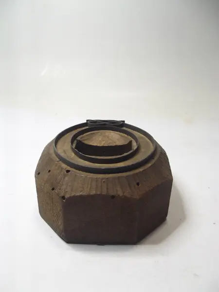 Sello de metal con base de madera