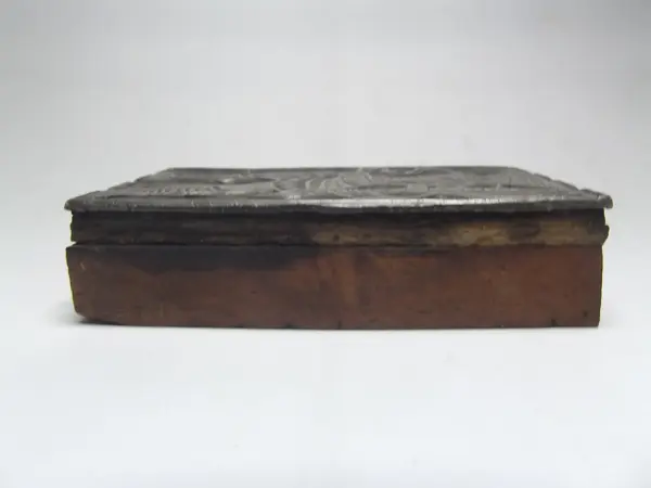 Grabado en plomo con base de madera