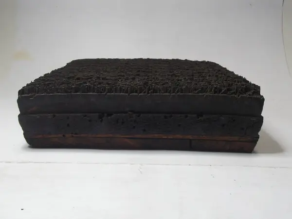 Plancha de lámina de latán con base de madera para imprimir reverso de naipes