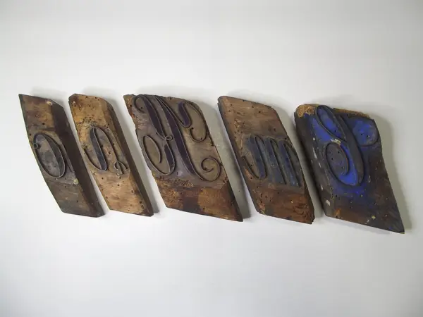 Sellos de lámina de latón sobre base de madera
