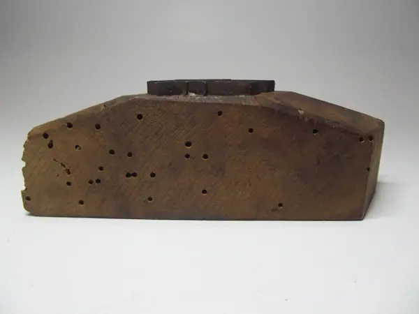 Sello de latón incrustado en base de madera