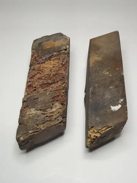 Sellos de lámina de metal sobre base de madera