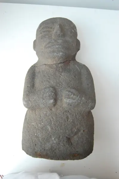 Figura antropomorfa de piedra