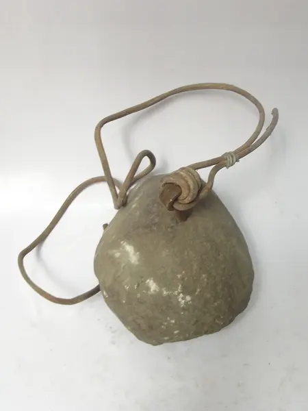 Piedra con tira de cuero